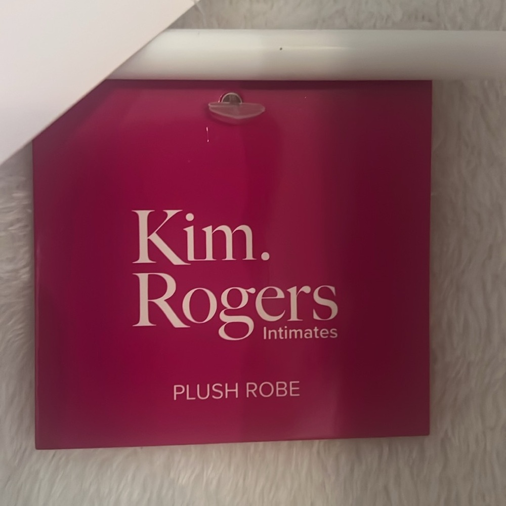 NWT Kim Rogers Plush Robe Size Small ivory/white
SOFT & COZY - Picture 3 of 8